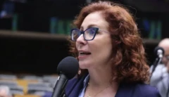 Imagem de Carla Zambelli falando ao microfone