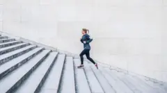 Ilustrasi naik turun tangga