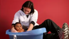 Lionel Messi bañando a un Lamine Yamal bebé en 2007