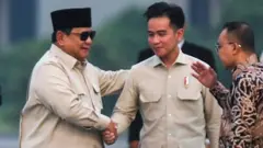 Presiden Prabowo Subianto (kiri) berjabat tangan dengan Wakil Presiden Gibran Rakabuming Raka (tengah) didampingi Wakil Ketua DPR Sufmi Dasco (kanan) saat tiba di Pangkalan Udara TNI AU Halim Perdanakusuma, Jakarta, Rabu (16/07).