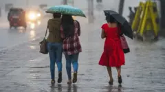 වර්ෂාවේ ගමන් ගන්නා කාන්තාවන්