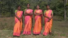 जङ्गलमा उभिएका चार आमाहरू