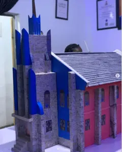 Aworan akara oyinbo ti wọn fi mọ sọọsdi katidir, o ni awọ buluu, eeru ati pinki