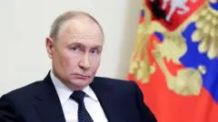 Володимир Путін на тлі прапора РФ