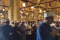 مصريون يصلون