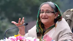 शेख़ हसीना ने प्रधानमंत्री पद से इस्तीफा दिया