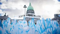 Manifestación en contra de la enmienda de la Ley de Glaciares 