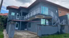 Iyi nzu ni imwe muri esheshatu zubatse nkayo zigomba gusenywa muri uyu mudugudu.