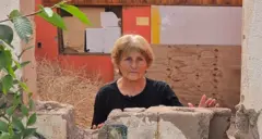 Una mujer mirando por una ventana