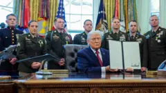 Trump con militares