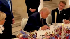 Trump imza atarken