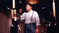 Jimmy Lai morde uma maçã enquanto uma dúzia de flechas atravessa seu corpo em um comercial de TV que marcou a estreia do Apple Daily, em 1995.