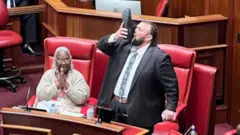 Australija: Zdravica za kraj - sa cipelom