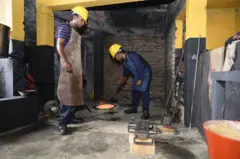 පරිසරයට වින කරනා ප්‍රධානතම ද්‍රව්‍යයක් වන ඉවතලන ඇලුමිනියම් යොදා ගනිමින් විවිධ භාණ්ඩ නිපදවා මුදල් ඉපයීමට කන්ද උඩරට පවුලක් සමත් වී තිබේ.