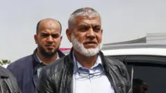 القيادي في حركة حماس روحي مشتهى (يمين)