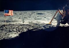 Neil Armstrong, a bordo del Apolo 11, desciende a la luna