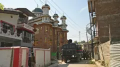 পুলওয়ামাতে একটি মসজিদের সামনে অভিযানের প্রস্তুতি সেনাবাহিনীর। ফাইল ছবি
