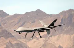 Un dron de Estados Unidos, en vuelo sobre un paisaje montaños y árido.