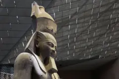  تمثال رمسيس الثاني الأثري في المتحف المصري الكبير