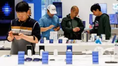 顧客在首爾三星店內選購產品