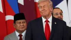 Presiden AS Donald Trump menyapa Presiden Indonesia Prabowo Subianto saat KTT tentang Gaza di Sharm el-Sheikh pada 13 Oktober 2025. Trump mendarat di Mesir pada 13 Oktober untuk KTT tentang Gaza, setelah kunjungan singkat ke Israel menyusul pemberlakuan gencatan senjata yang ia perantarai.