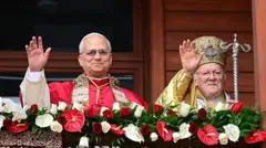 Papa Leo kırmızı tören kıyafeti, sağındaki Bartholomeos ise sarı renkli tören kıyafetiyle ellerini kaldırmışlar ve selamlıyorlar