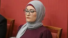خانم پیمان اولین و تنها زن سیاستمدار با حجاب در سطح فدرال در استرالیا است