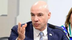 Moretti gesticulando enquanto falabetano jogo do aviaofrente ao microfonebetano jogo do aviaosala