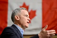 Primeiro-ministro do Canadá Mark Carney discursa com bandeira do país ao fundo