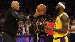 كريم عبد الجبار يسلم الكرة إلى ليبرون جيمس بعد أن حطم رقمه القياسي الصامد منذ 39 عاما