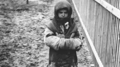1998-жылдан бери Украинада ноябрдын соңку ишембиси ачарчылыктан көз жумгандарды эскерүү күнү катары белгиленет
