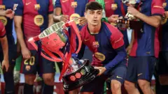 Pedri wa  FC Barcelona ateruye igikombe ca La Liga imbere ya bagenziwe