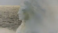 Onda com 'rosto humano' no mar