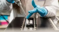 Cientista operando um sequenciador genético