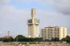Embaixada da Rússia em Havana, um prédio de concreto alto que parece uma torre de aeroporto