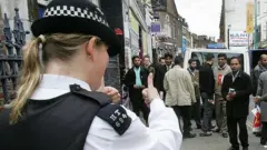 ব্রিকলেনের ভোটেকন্দ্রে এজেন্টদের ভীড়। ছবিটি ২০১০ সালে তোলা।