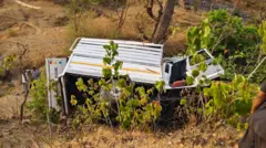 તમામને ઘાયલોને તાત્કાલિક સારવાર માટે કપરાડા આરોગ્ય કેન્દ્ર ખાતે ખસેડવામાં આવ્યા છે