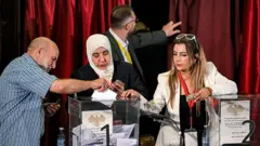 Дамасктагы добуш берүү учурунда шайлоочулар коллегиясынын мүчөлөрү