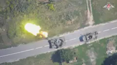 A imagem aérea mostra uma estrada com dois tanquesroleta online númerosguerra. Um deles está atirandoroleta online númerosdireção ao lado esquerdo da foto. 