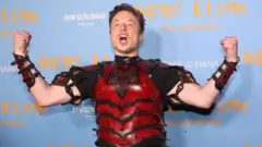 एलन मस्क ने ट्विटर का नियंत्रण अपने हाथ में लेने के बाद कंपनी में व्यापक छंटनी की योजना का एलान किया है