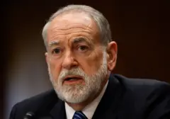 صورة للسفير الأمريكي لدى إسرائيل مايك هاكابي والذي أثار ضجة واسعة بفعل تصريحاته خلال مقابلة مع الإعلامي الأمريكي تاكر كارلسون.