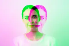 Manipulação digital de uma jovem mulher (dupla exposição em verde e rosa)
