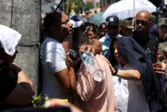 Familiares choram na porta da boate