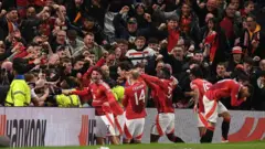 Maanchister Yuunaayitid 5-4 Liyoon, waliigalaan 7-6'n Yuunaayitid walakkaa xumuraaf dareb.