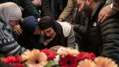 خانواده این نوجوان ۱۷ ساله که توفیق عبدالجبار نام داشته می‌گویند او روز جمعه با شلیک گلوله به سرش کشته شده است