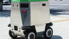 দক্ষিণ কোরিয়ায় সাধারণ মানুষের দোরগোড়ায় খাবার পৌঁছে দেওয়ার রোবট