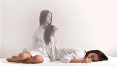 O indivíduo desperta, mas é incapaz de realizar qualquer movimento corporal voluntário, pois os músculos não respondem — é como estar acordado, mas com o corpo ainda dormindo.