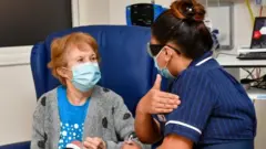 Margareth Keenan, yang akan berulang tahun ke 91 minggu depan mengatakan vaksin itu, "merupakan hadiah awal ulang tahun terbaik."