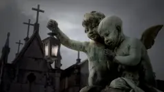 Фигурки ангелов на кладбище