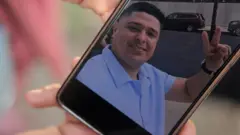 Foto de Darwin, um dos migrantes deportados do voo 164, na tela de um celular em La Guaira, Venezuela, em julho de 2026